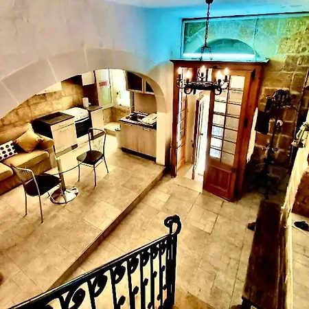300 Years Old Maisonette In Beautiful Stairs *